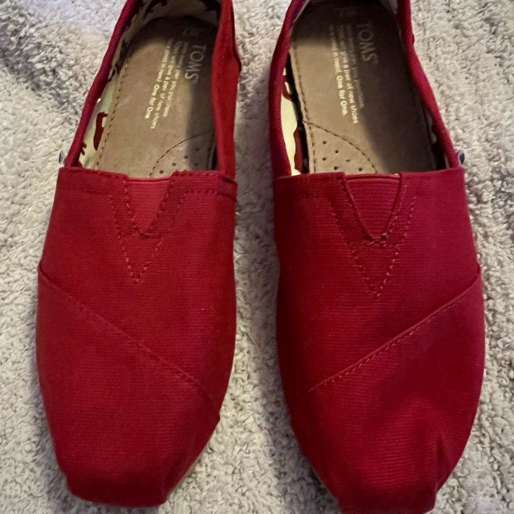 TOMS canvas slip on 7 women’s color red